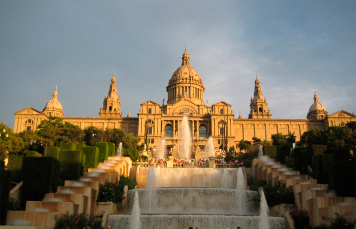 Fachada del Palacio Nacional y fuentes de Montjuic al atardecer. Tours y desplazamientos por los lugares más emblemáticos de la ciudad.