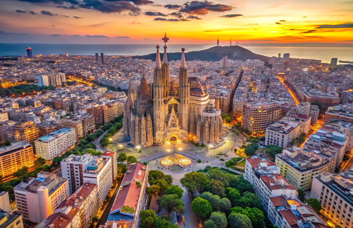 Vista aérea de la Sagrada Familia al atardecer. Servicio privado hacia destinos emblemáticos de Barcelona.