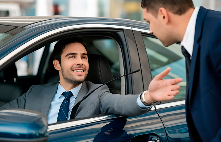 Atención personalizada durante cada recorrido por Palma Ejecutivo conversando desde su coche con gesto amable