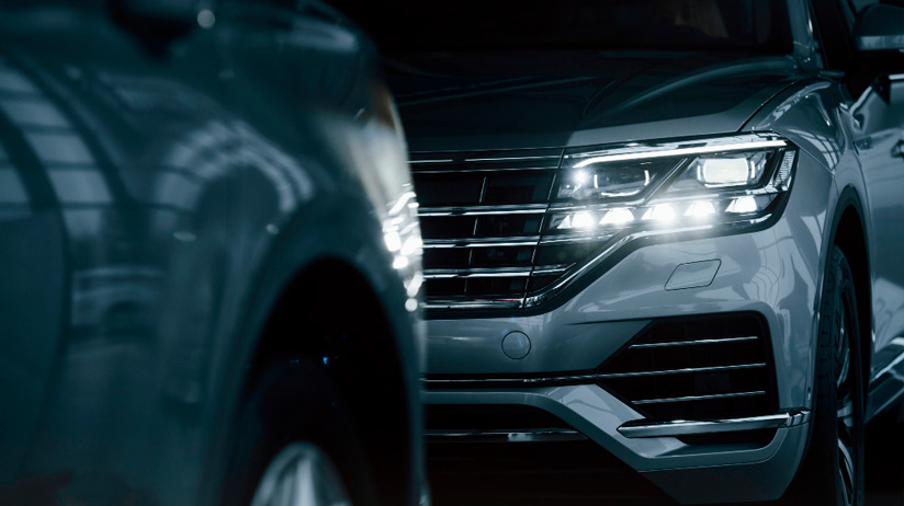 riden vive cars Traslado premium nocturno con luces urbanas de fondo